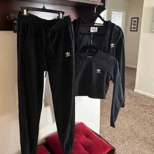 Adidas: women’s 3 piece velour jogger set NWOT